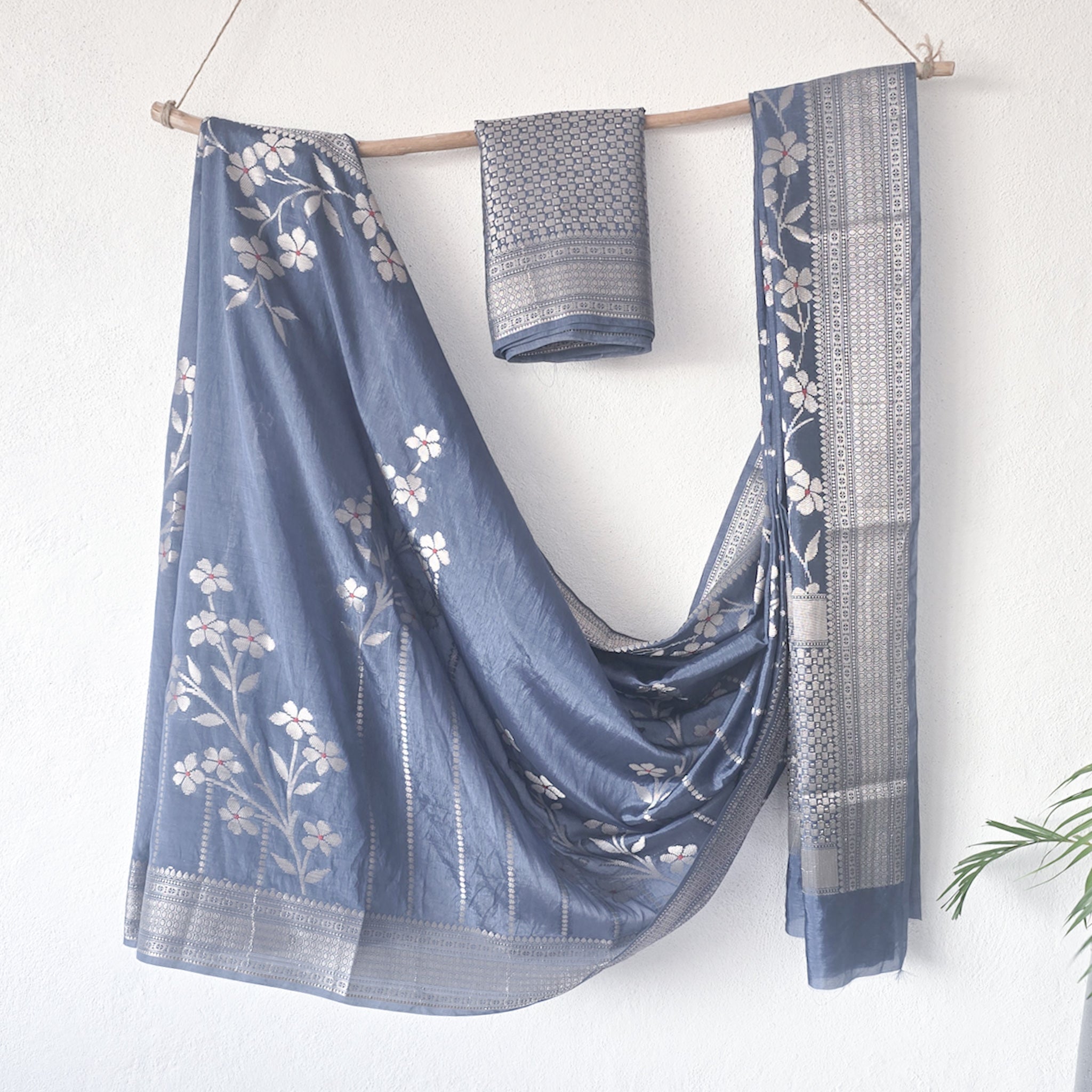 RASIYA -Banarasi Grey With Zari Flower Jaal Saree – Sanskruti