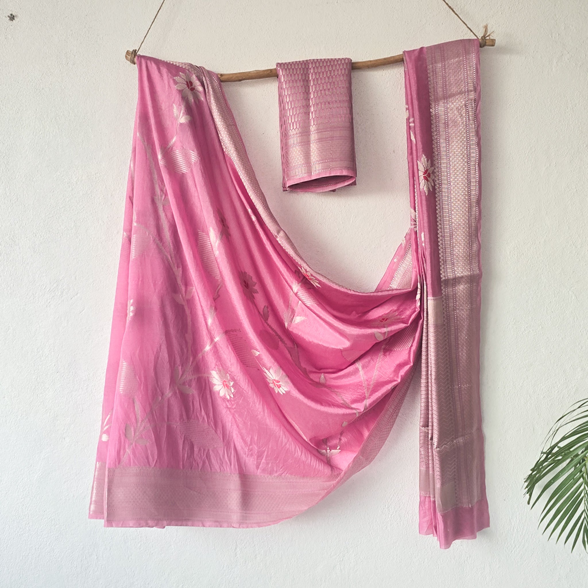 RASIYA -Banarasi Pink With Zari Flower Jaal Saree – Sanskruti
