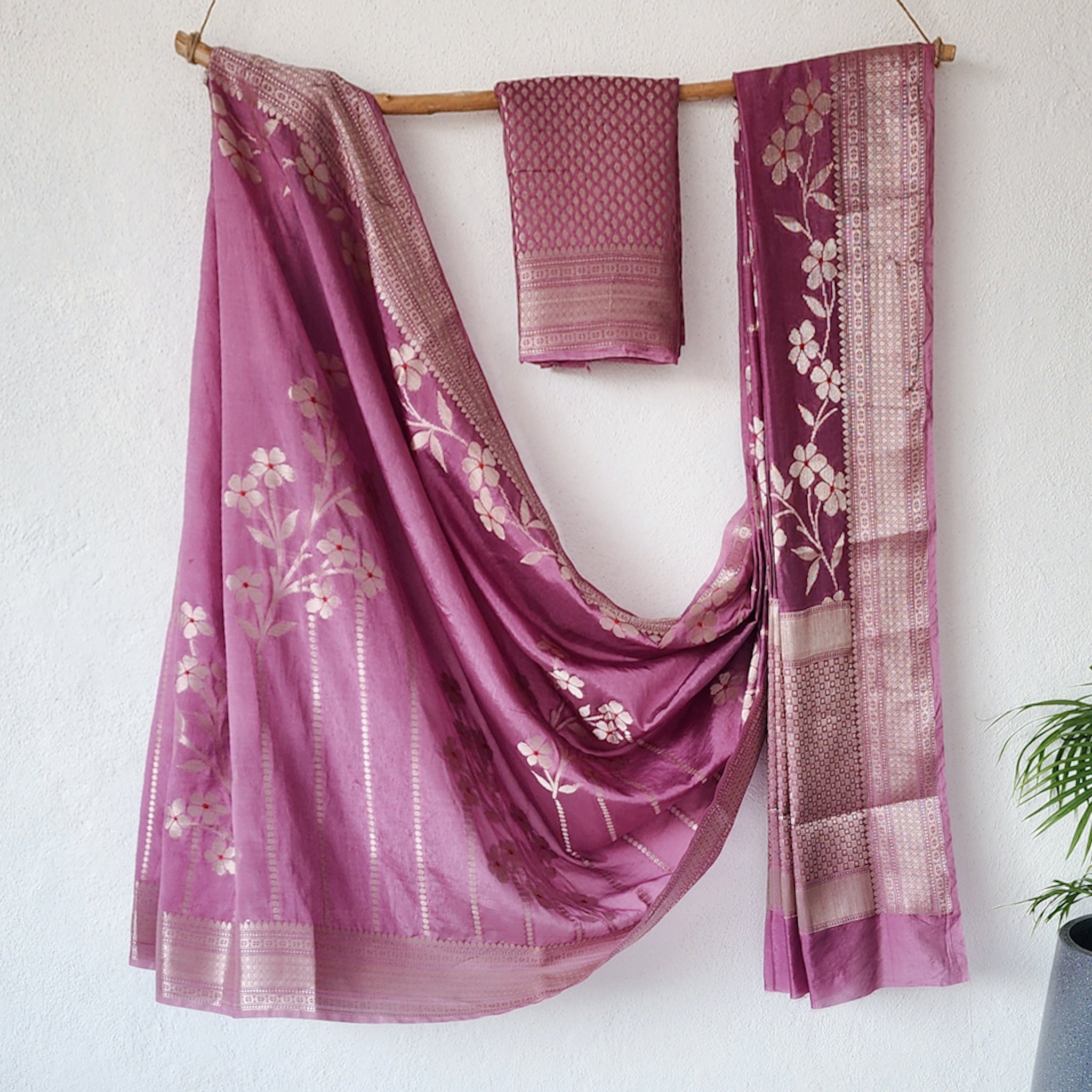 RASIYA -Banarasi Pink Purple With Zari Flower Jaal Saree – Sanskruti