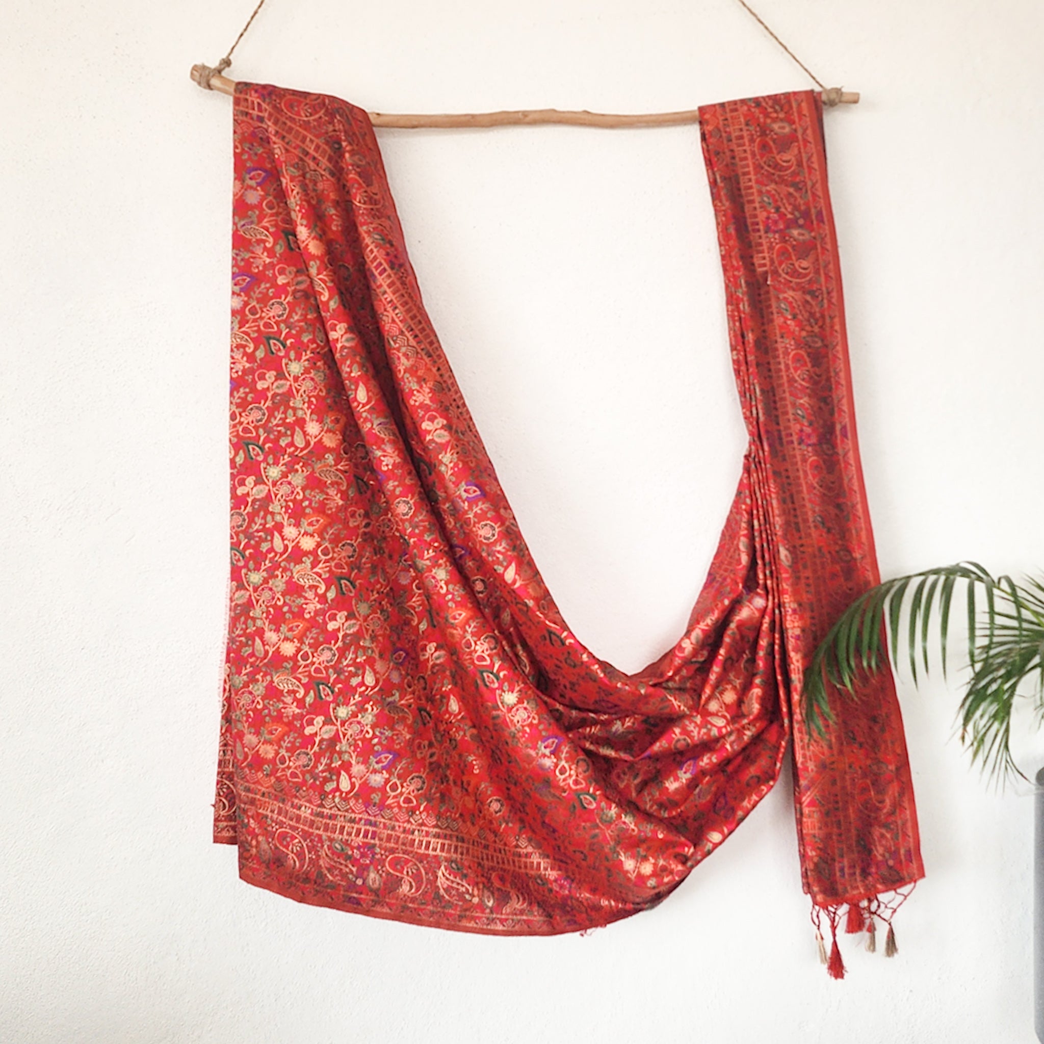 RASIYA -Banarasi Red With Green Flower Jaal Motif Saree – Sanskruti