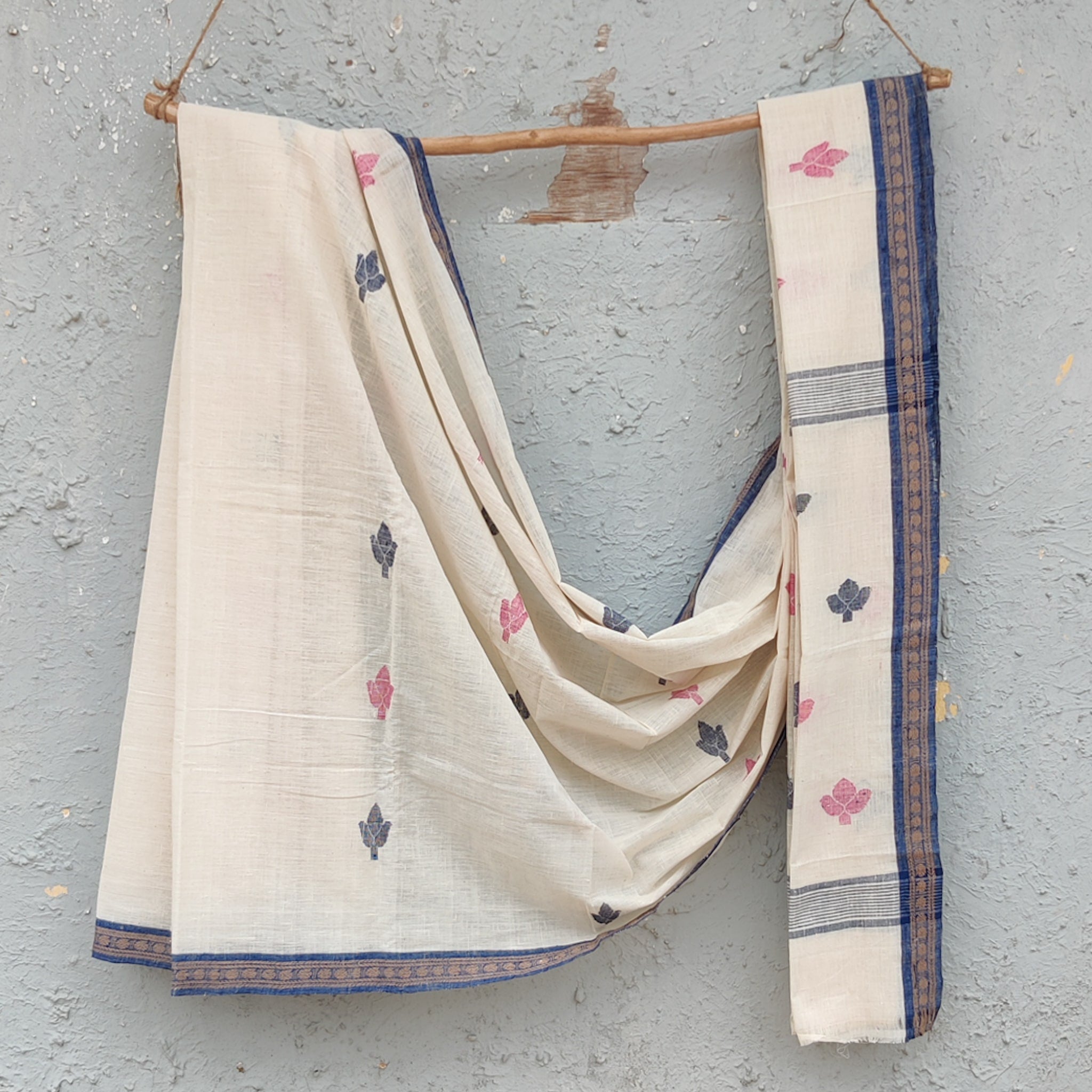 MALKHA-Handloom White With Blue And Pink Flower Saree – Sanskruti